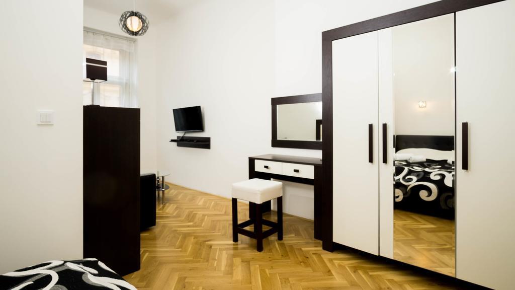 Black&White Apartment Krakovská Прага Екстериор снимка